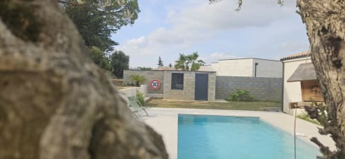 Vue de la piscine de la Villa Azura à Carcassonne avec piscine privée, villa moderne et jardins paysagés