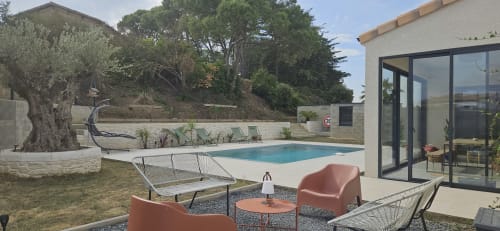Terrasse moderne de Villa Azura avec piscine privée, chaises longues et jardin méditerranéen à Carcassonne