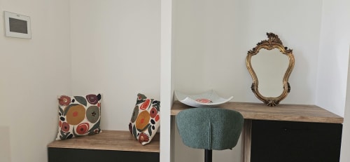 Élégant bureau de villa avec coussins décoratifs, miroir ouvragé et fauteuil turquoise à Mi Casa Es Su Casa à Carcassonne
