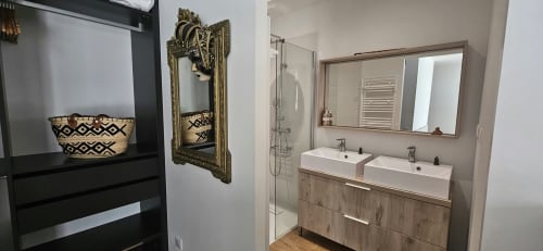 Salle de bain moderne de la Villa Azura à Carcassonne avec double vasque, grand miroir, équipements contemporains et design élégant