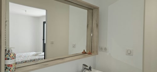 Miroir et vanité modernes de la salle de bain à la Villa Azura, Mi Casa Es Su Casa, Carcassonne