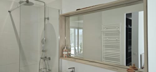 Salle de bain moderne à Villa Azura, Mi Casa Es Su Casa à Carcassonne, avec grand miroir, douche à l'italienne et sèche-serviettes.