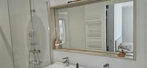 Salle de bain moderne avec grand miroir, lavabo et douche italienne à Villa Azura, Carcassonne