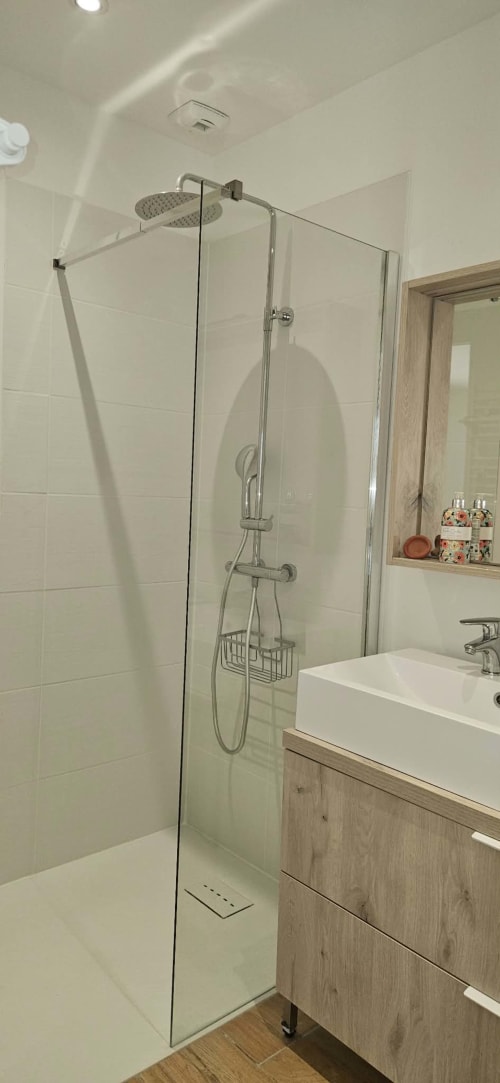 Salle de bain moderne avec douche à l'italienne, paroi vitrée, pommeau de douche pluie et vasque en bois à Villa Azura, Carcassonne