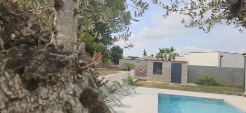 Villa Azura à Carcassonne avec piscine privée, architecture moderne, oliviers et panneau de limitation de vitesse