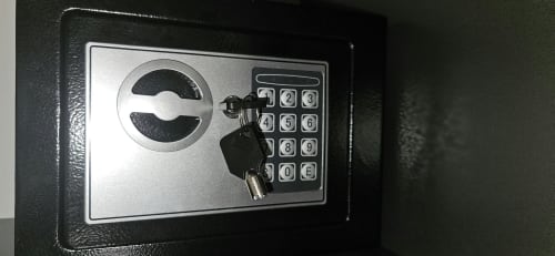 Coffre-fort électronique avec clavier numérique et serrure à clé à Villa Azura, Carcassonne