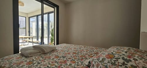 Chambre Villa Azura avec literie fleurie donnant sur la piscine et la terrasse, Carcassonne