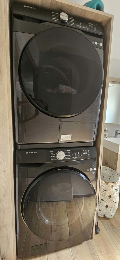 Lave-linge et sèche-linge Samsung empilés dans la buanderie de la Villa Azura, gîte de vacances à Carcassonne