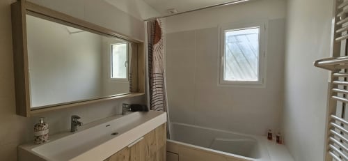 Salle de bain moderne de la Villa Azura à Mi Casa Es Su Casa, Carcassonne, avec double vasque, miroir, baignoire et douche.