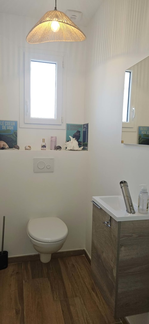 Salle de bains moderne de la Villa Azura à Mi Casa Es Su Casa, Carcassonne, avec toilettes, lavabo, luminaire en suspension tressé et miroirs