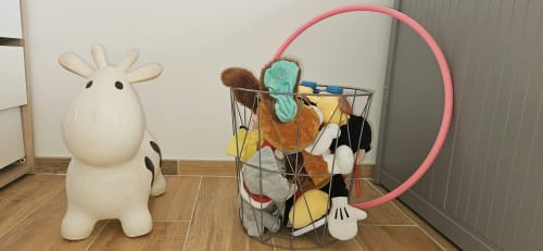 Salle de jeux à la Villa Azura, villa à Carcassonne avec vache jouet, cerceau hula et panier de rangement sur parquet