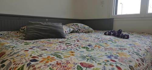 Literie florale colorée avec oreiller noir dans la chambre Villa Azura à Mi Casa Es Su Casa, Carcassonne