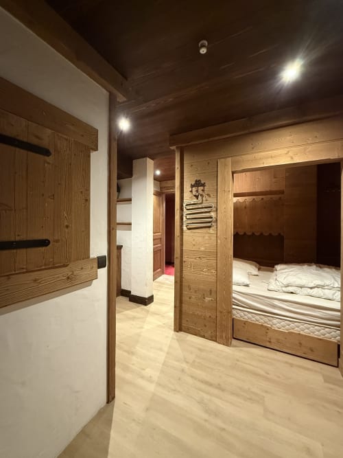 Chambre douillette avec lit, salle de bain et éclairage moderne dans un appartement de ski à La Plagne