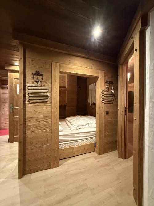 Chambre luxueuse en bois avec salle de bain attenante à La Plagne Ski Confort, vue montagne