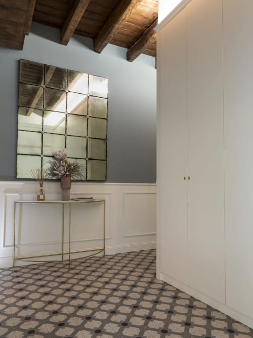 Ingresso moderno delle YOUnique Boutique Rooms Milano con parete a specchio, consolle, travi in legno a vista