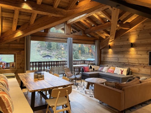 Appartement alpin luxueux à La Plagne avec vue montagne, salle à manger, sièges en cuir et poutres apparentes