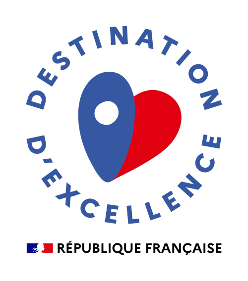 Logo Destination Excellence avec cœur et drapeau français pour Au Repos De La Licorne à Gommegnies