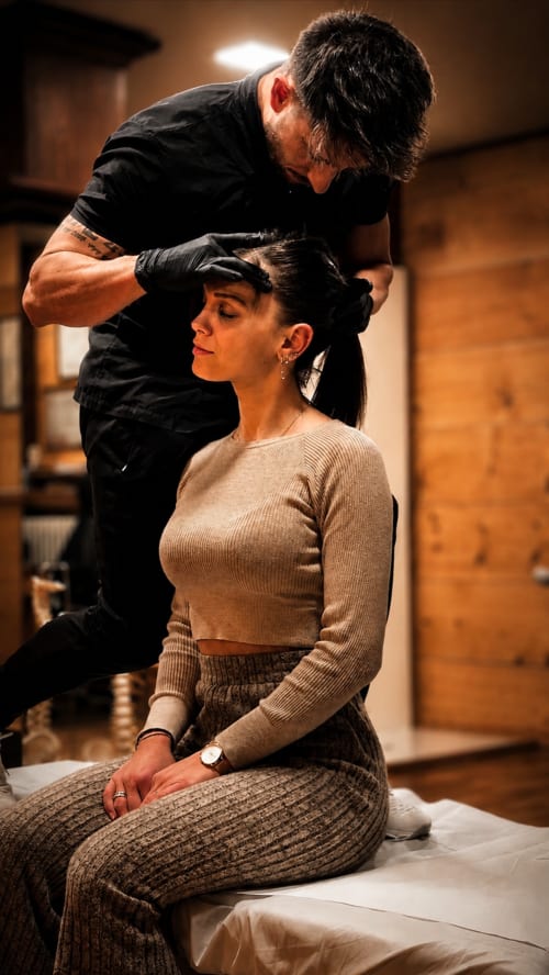 Parrucchiera professionista che acconcia i capelli di una cliente presso il Ristorante Hotel Moderno a Serina, Italia