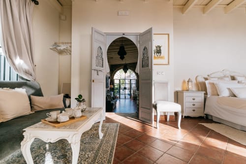 Elegante apartamento estudio en Medina Sidonia con arcos marroquíes, suelos de terracota, muebles blancos y vistas a la ciudad