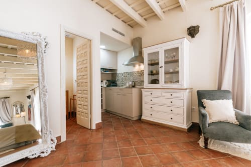 Estudio Deluxe La Vista de Medina en Medina Sidonia con baldosas de barro, cocina abierta, muebles blancos y diseño moderno
