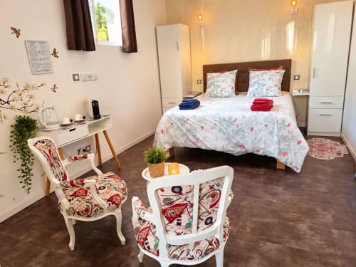 Chambre Pézenas à la Maison D'hôtes Coeur D'Hérault à Péret - spacieuse chambre avec lit queen-size, bureau et coin salon