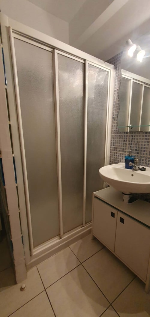 Baño moderno con cabina de ducha, lavabo y tocador en el apartamento Casa Juana en El Médano