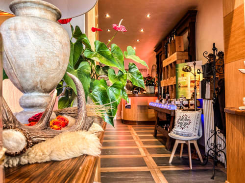 Ingresso della sala ristorante Hotel Moderno con vaso decorativo, fiori e illuminazione calda a Serina