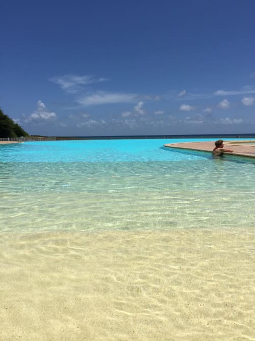 Lagon turquoise cristallin et plage de sable blanc à la station Kfé Chocolat, Guadeloupe