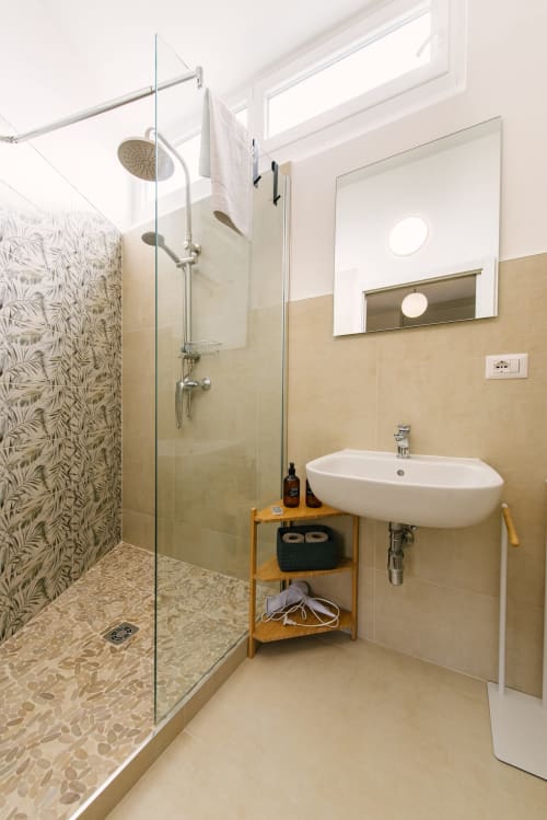 Bagno moderno con doccia walk-in, lavabo bianco e ripiano in legno dell'appartamento 3 Guest House a Verona