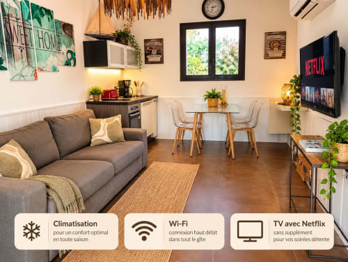 Spacieux salon en open-plan avec canapé, coin repas, kitchenette, Netflix et vue jardin à la Maison D'hôtes