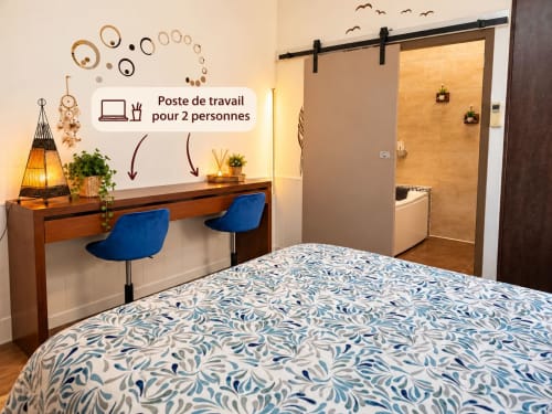 Chambre d'hôtes avec lit queen, espace de travail pour 2, chaises bleues et salle d'eau attenante à Maison D'hôtes Coeur D'hérault