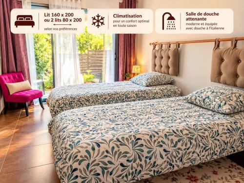 Chambre cottage moderne à Péret avec deux lits, linge de lit motifs, climatisation, salle d'eau privée et vue sur le jardin