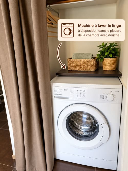 Machine à laver dans la chambre de la Maison D'hôtes Coeur D'Hérault à Péret, avec paniers de rangement au-dessus