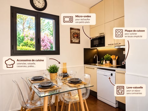 Cuisine de cottage moderne avec micro-ondes, plaque de cuisson et lave-vaisselle, table à manger avec vue sur le jardin à Maison D'hôtes Coeur