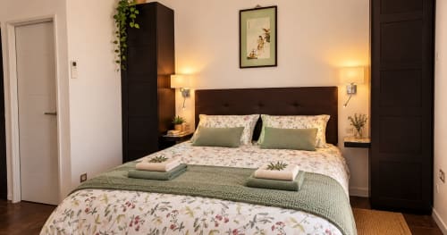 Chambre Salagou à la Maison D'hôtes Coeur D'hérault à Péret avec literie fleurie, vue sur jardin et ambiance chaleureuse