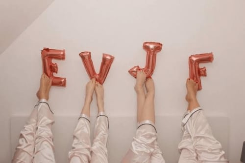 Quatre mains tenant des ballons rouges EVJF aux Gîtes de Flaubert à Morville-le-Héron