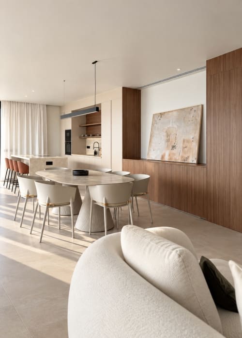 Cocina abierta y comedor moderno en villa Alisio V&C, Breña Baja, con mesa de mármol y detalles en madera