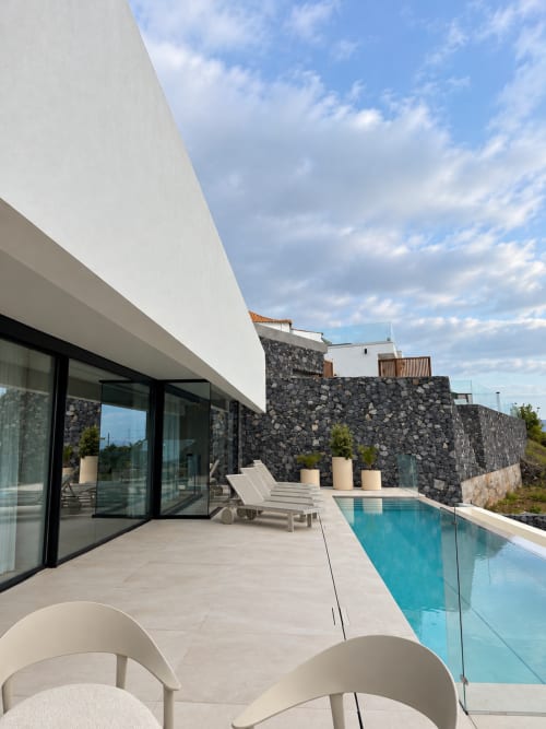 Villa moderna en VC Luxury Village, Breña Baja, con piscina privada, tumbonas y vistas al mar desde la terraza
