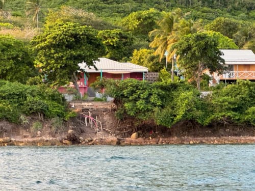 Cabaña frente al mar de Seaflower Boutique Lodge rodeada de exuberantes jardines tropicales en la isla de San Andrés