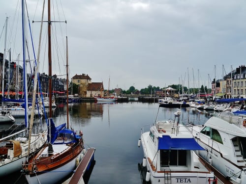 Le Vieux Bassin de Honfleur et ses voiliers, à 25 minutes du Domaine du Verger en Auge