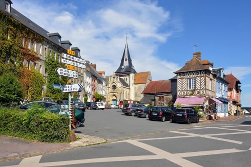 Place du village de Beaumont-en-Auge et ses maisons à colombages