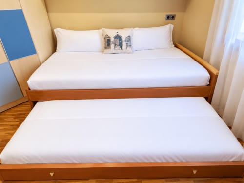 Camas gemelas con sábanas blancas en apartamento Aire de Baiona, centro de Baiona