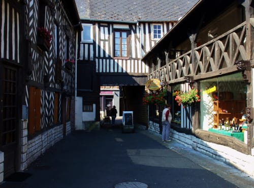Maisons à colombages dans une ruelle de Cormeilles, Pays d’Auge