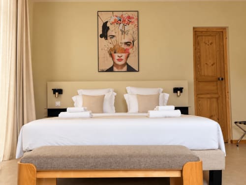 Chambre moderne au Palmier Aigues-Mortes avec literie blanche, tête de lit beige et art contemporain