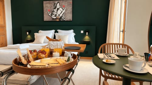 Chambre luxe du Palmier Aigues-Mortes avec petit-déjeuner, mur d'accent vert et équipements modernes