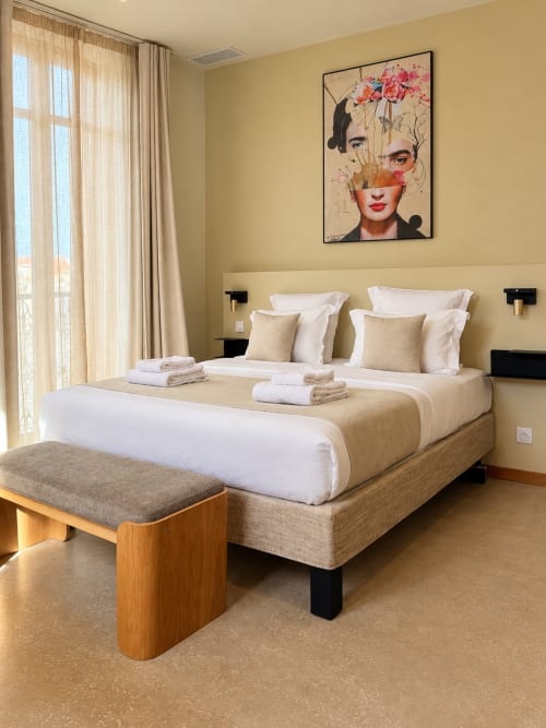Chambre supérieure moderne au Palmier Aigues-Mortes avec décor beige élégant, lit double et œuvres d'art contemporain