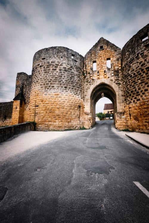Portail médiéval aux deux tours de l'Hôtel les Vieilles Pierres à Eymet, France