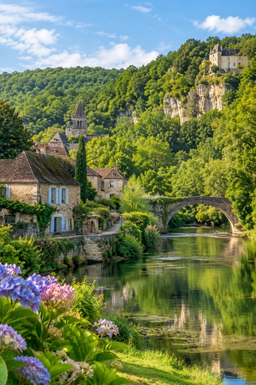 Le pittoresque village d'Eymet avec son église en pierre, son château sur la falaise, son pont sur la rivière et ses fleurs violettes au premier plan