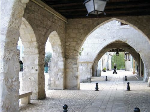 Passage voûté en pierre avec colonnes à l'Hôtel les Vieilles Pierres à Eymet, France