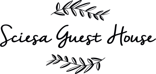 Logo Sciesa Guest House con elegante testo corsivo e decorazioni di rami d'olivo, bed and breakfast a Verona